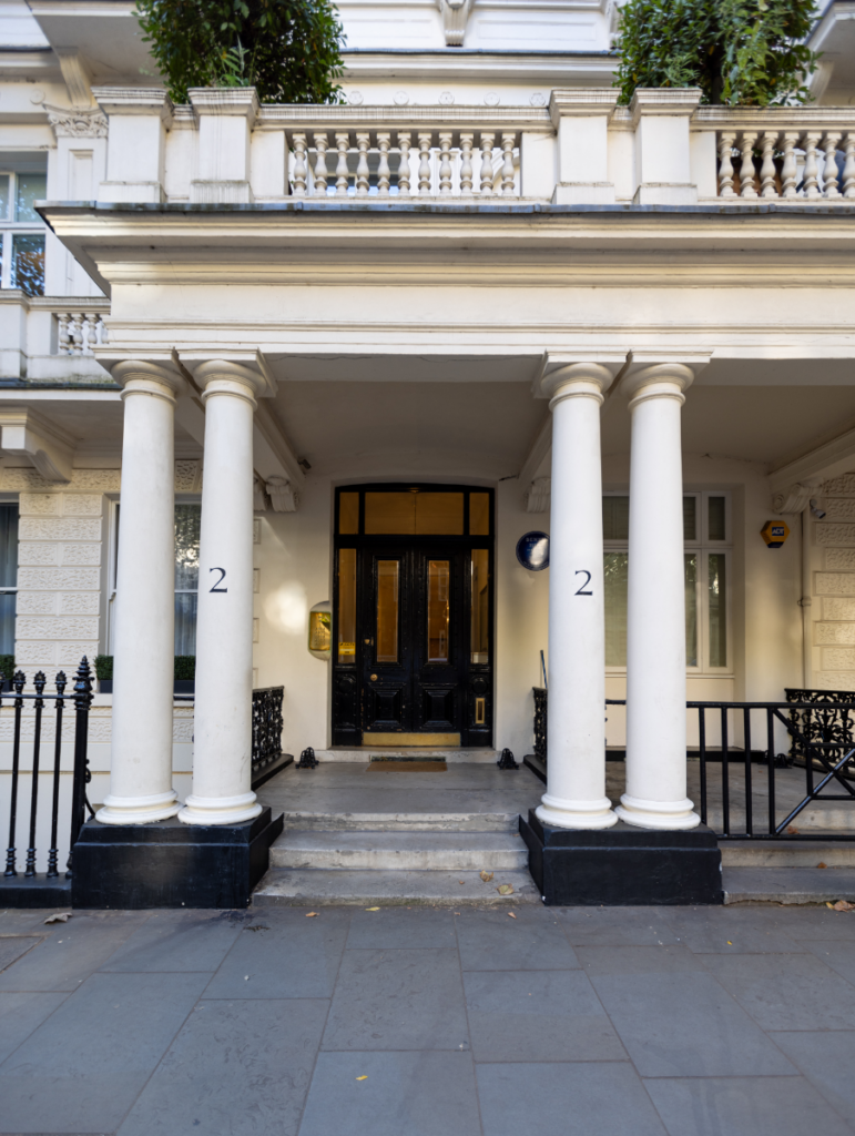 2 queens gate entrance